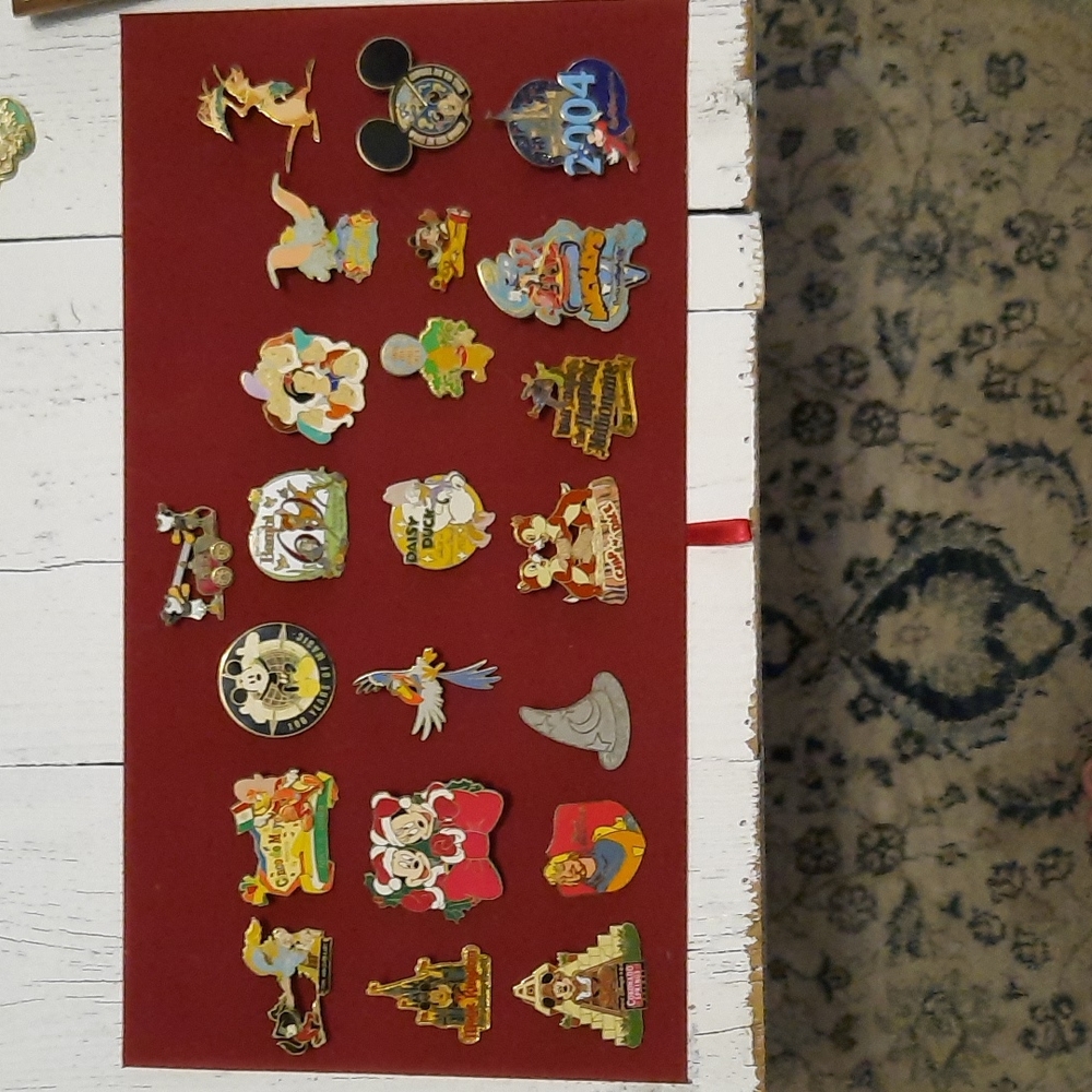 DISNEY PINS
